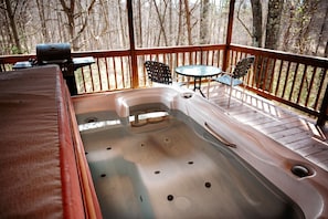 Outdoor spa tub - Lazy Lane Cabins - Cardinal's Crest (Logan)
