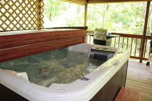 Outdoor spa tub - Lazy Lane Cabins - Cardinal's Crest (Logan)