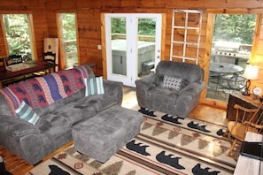 TV, fireplace, DVD player, books - Lazy Lane Cabins - Bear Hollow (Logan)