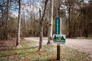 Un panneau indicateur portant le numéro « 29477 » et une indication pour « Lazy Lane Cabins, Buckeye Bungalow ».