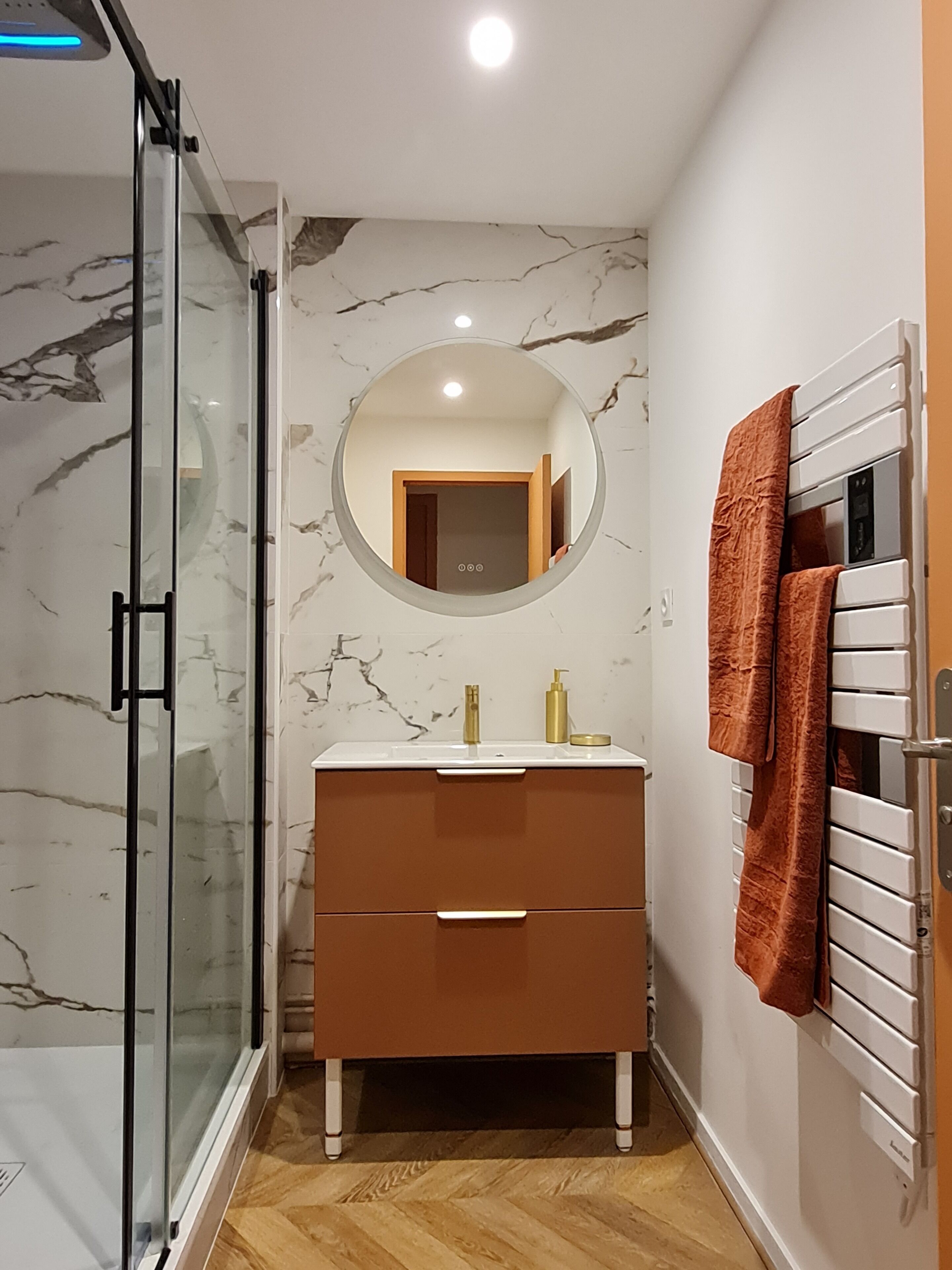 Dusche, Haartrockner, Handtücher, Seife