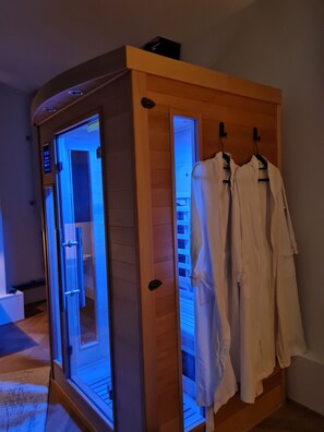 Sauna - Spa, sauna, tropical rain sky, complimentary bottle, romantic night  (Macon)
