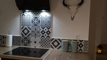 Een koelkast, een microgolfoven, een oven, een kookplaat