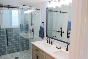 Bathtub, hair dryer, towels, soap - Light-filled, very quiet & newly remodeled house in Madison Valley (Seattle)