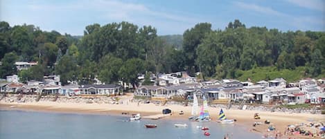 Una playa cerca, sillas reclinables de playa