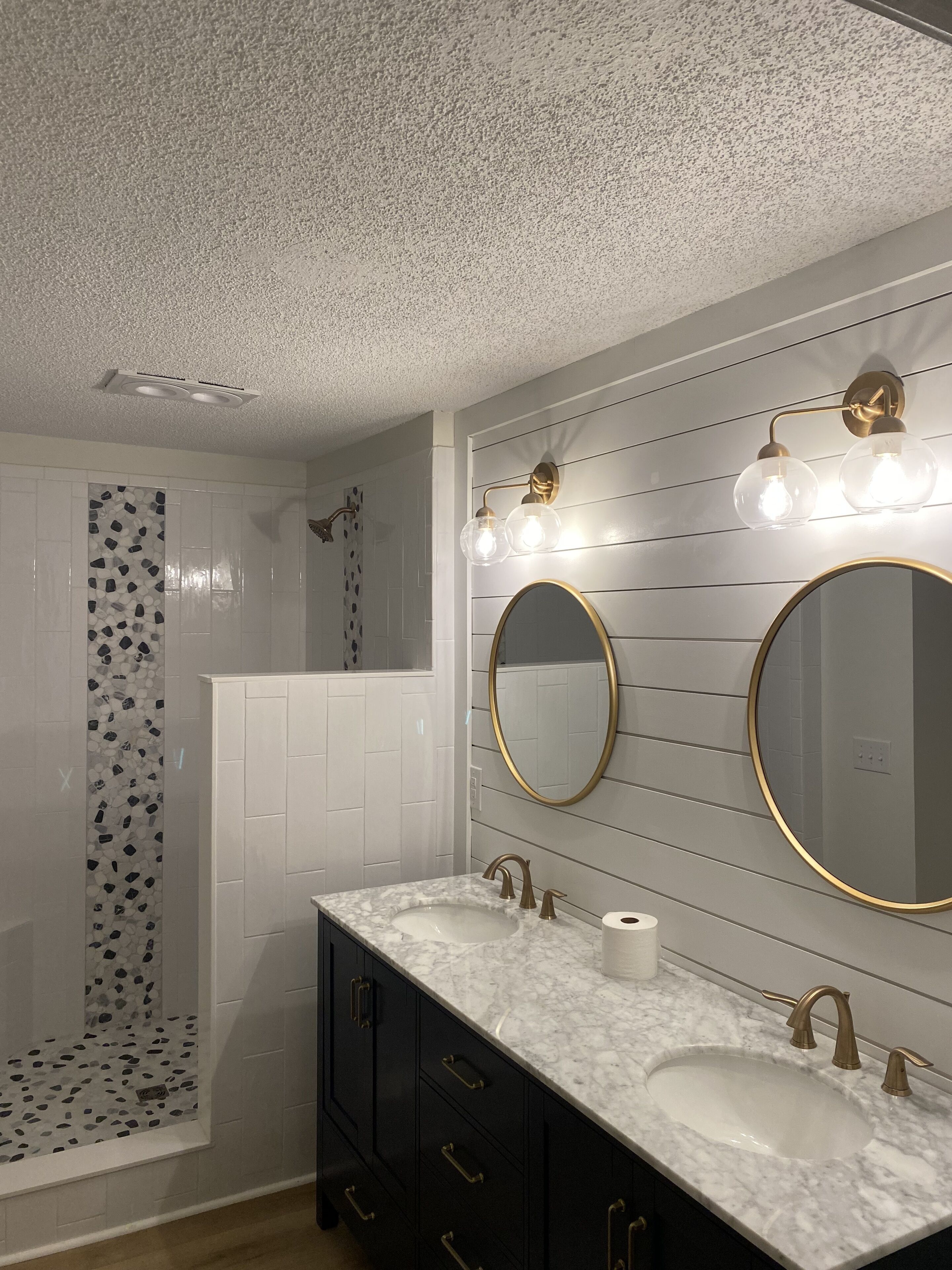 Combined shower/bathtub, hair dryer, towels, soap
