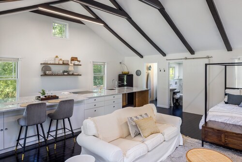 Newly Remodeled Cottage + Fire Pit 