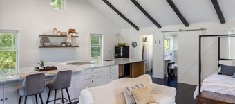 Newly Remodeled Cottage + Fire Pit 