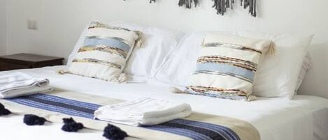 Minibar, decoración personalizada, muebles diferentes y escritorio