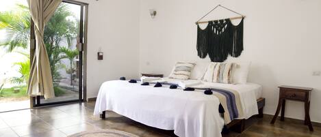 Deluxe Room | Minibar, individually decorated, individually furnished, desk