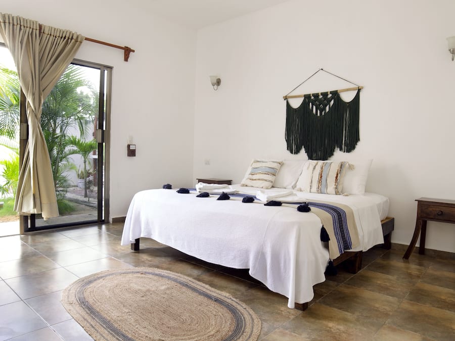 Minibar, decoración personalizada, muebles diferentes y escritorio