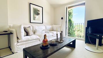 Smart-tv, een open haard en een stereo