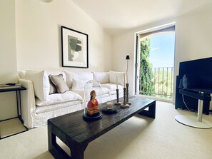 Smart TV, fireplace, stereo