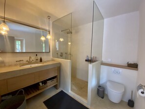 Badewanne, Haartrockner, Handtücher, Seife