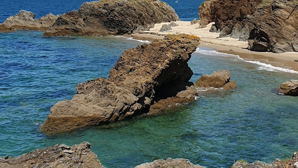 A coastal landscape with rocky formations and clear blue waters. - New house 5 minutes from the beach and customs path (Mesquer)