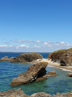 A coastal landscape with rocky formations and clear blue waters. - New construction, 5 minutes from the beach and Zollweg (Mesquer)