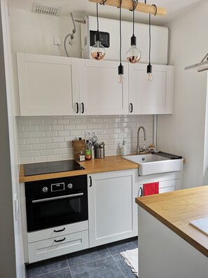 Kylskåp, mikrovågsugn, ugn och spishäll