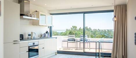 Køleskab, kogeplade, opvaskemaskine, kaffe-/temaskine