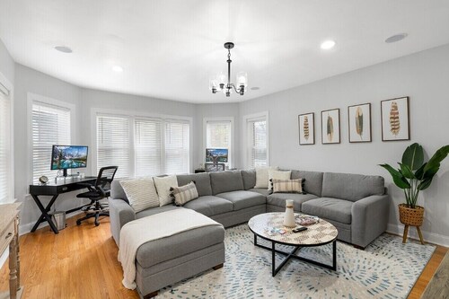 Sleeps 12! - Huge 3BR/2BA Rogers Park Oasis