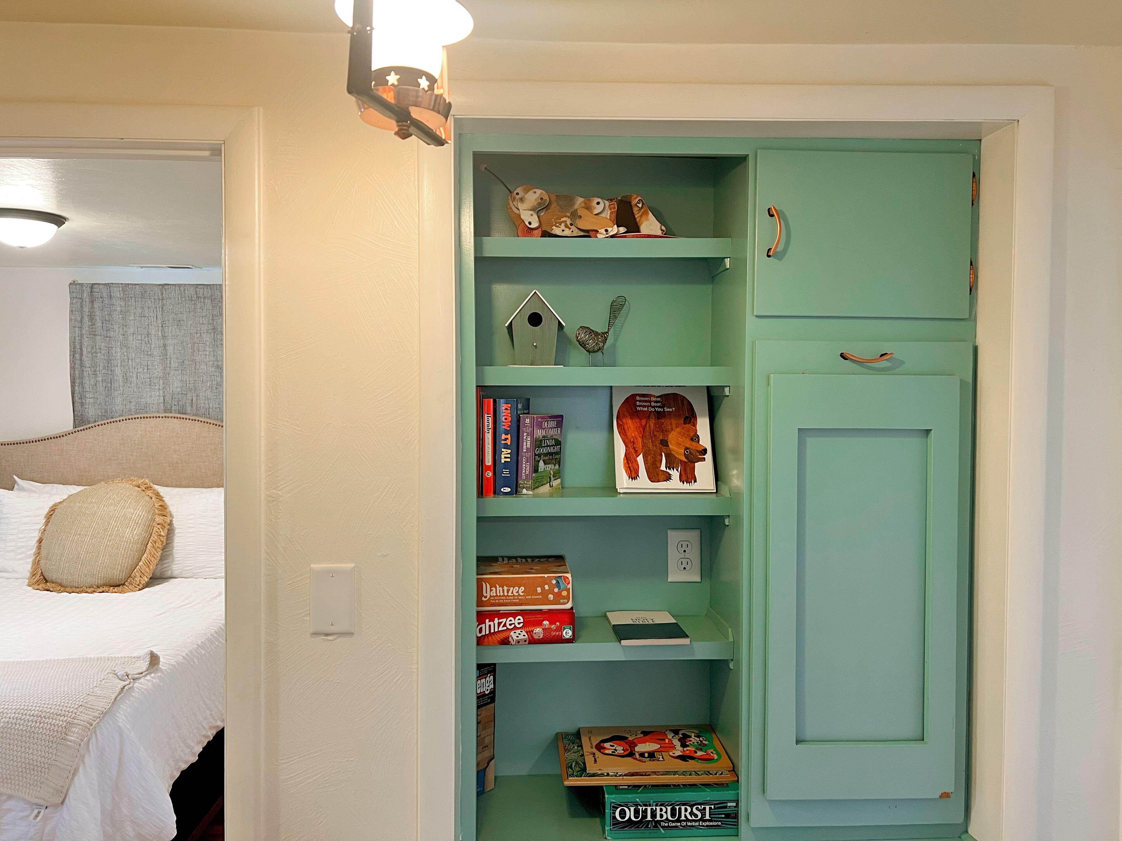 2 soverom, skrivebord, strykejern/-brett og reiseseng for barn