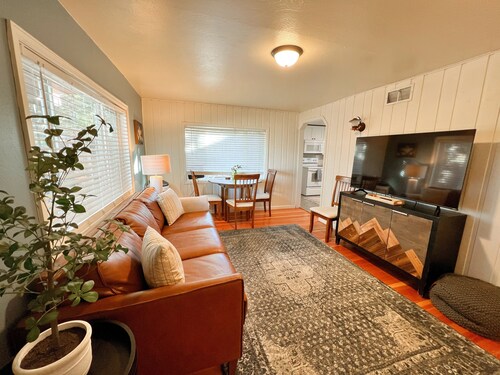 Steps from Mountain View Cafe! 2 bedroom attached  cabin w/fenced private yard!