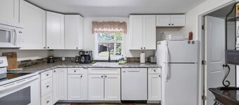 Steps from Mountain View Cafe! 2 bedroom attached  cabin w/fenced private yard!