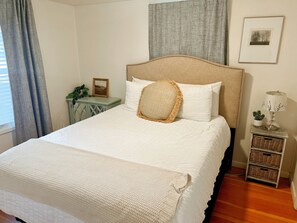 2 makuuhuonetta, työpöytä, silitysrauta/-lauta, vauvan matkasänky