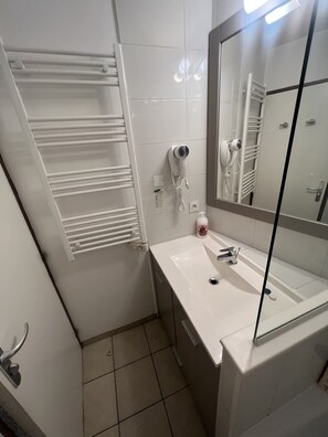 Badewanne, Haartrockner, Handtücher, Toilettenpapier