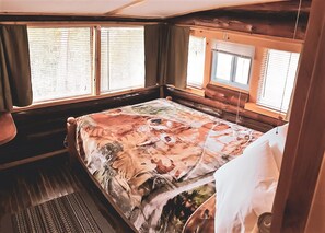 2 bedrooms, WiFi - The Walleye - Early 1900s 2 Bedroom Log Cabin (Hines)