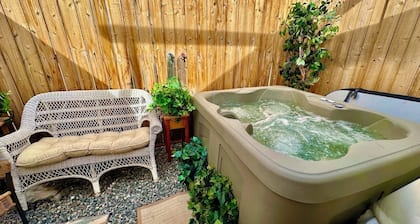 “Sunshine” Glamping, Private Bath + Hot Tub