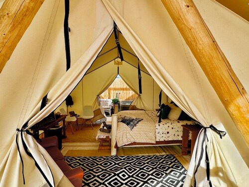 “Sunshine” Glamping, Private Bath + Hot Tub