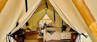 “Sunshine” Glamping, Private Bath + Hot Tub