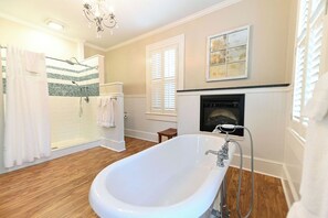 Siren Room | Bathroom | Free toiletries, towels, soap, shampoo - The Edenton Collection-Captain's Quarters Inn (Edenton)