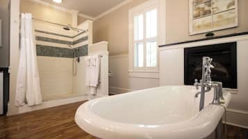 The Captain of Her Heart Room | Salle de bain | Articles de toilette (gratuits), serviettes fournies, savon, shampooing