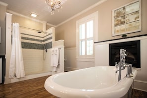 Siren Room | Bathroom | Free toiletries, towels, soap, shampoo - The Edenton Collection-Captain's Quarters Inn (Edenton)