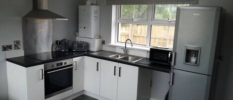 Kjøleskap, mikrobølgeovn, ovn og kokeplater