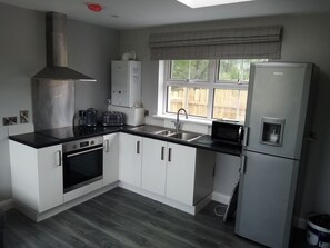 Frigorifero, microonde, forno, piano cottura