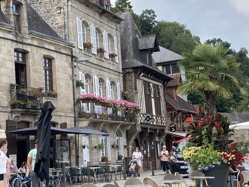 6-person house with lake between Mont St Michel, St Malo, Cancale, Rennes. 