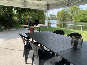Outdoor dining - 6-person house with lake between Mont St Michel, St Malo, Cancale, Rennes.  (Broualan)