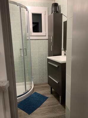 Shower, hair dryer, towels, soap - 6-person house with lake between Mont St Michel, St Malo, Cancale, Rennes.  (Broualan)