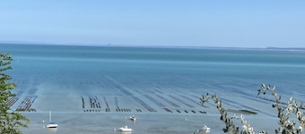 6-person house with lake between Mont St Michel, St Malo, Cancale, Rennes.