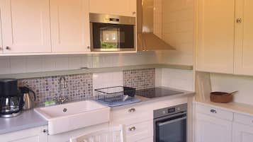 Căn hộ trung tâm thành phố | Bếp riêng | Tủ lạnh, lò vi sóng, lò nướng, bếp nấu