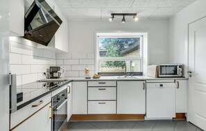 Een koelkast, een kookplaat, een vaatwasser