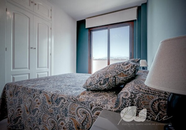 5 bedrooms, iron/ironing board, WiFi, bed sheets