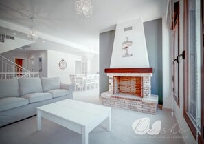 TV, fireplace, streaming services