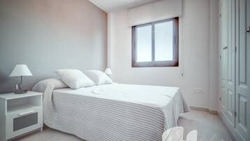 5 chambres, fer et planche à repasser, Wi-Fi, draps fournis