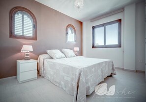 5 chambres, fer et planche à repasser, Wi-Fi, draps fournis