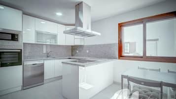 Frigorífico, microondas, horno y placa de cocina