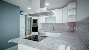 Frigorífico, microondas, horno y placa de cocina