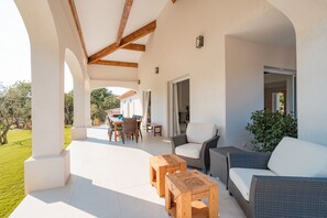 تناول الطعام بالخارج